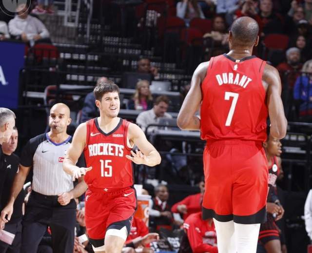 爱游戏平台-轰18+7拯救火箭！队友一直相信我，小贾感谢全队，乌度卡也清醒了